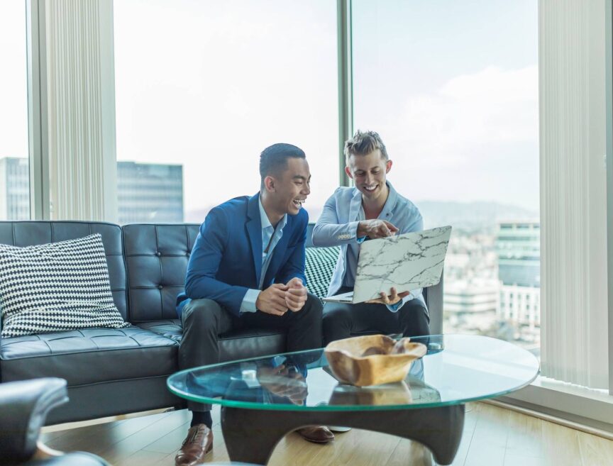 Foto von Austin Distel two men in suit sitting on sofa